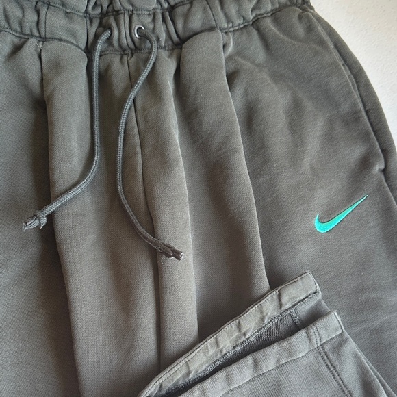 Nike - Picture 3 of 5